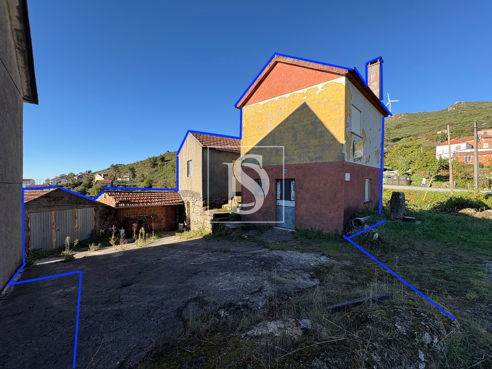 Moradia T1 com 2 pisos e anexos em Silvares da Serra