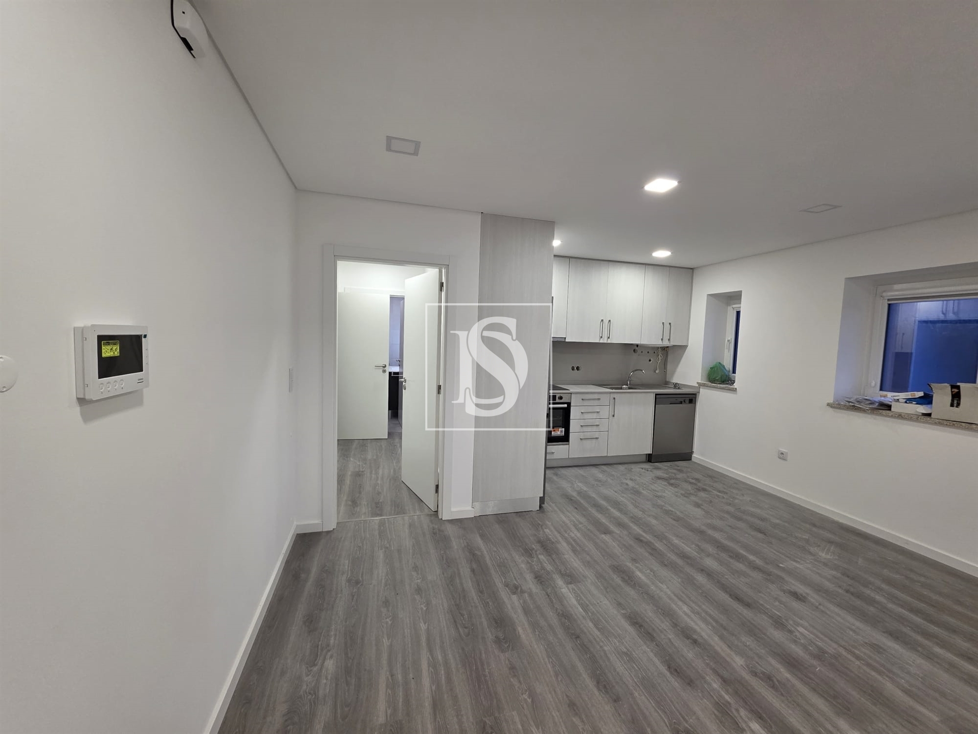 Apartamento T1 renovado, no Botulho