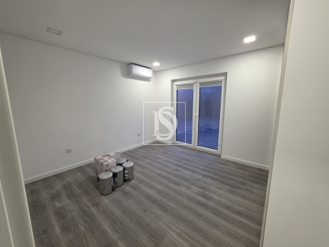 Apartamento T1 renovado, no Botulho